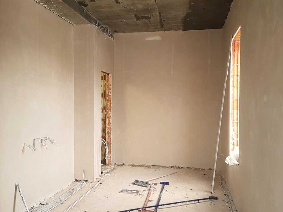 Комната после механизированной штукатурки стен